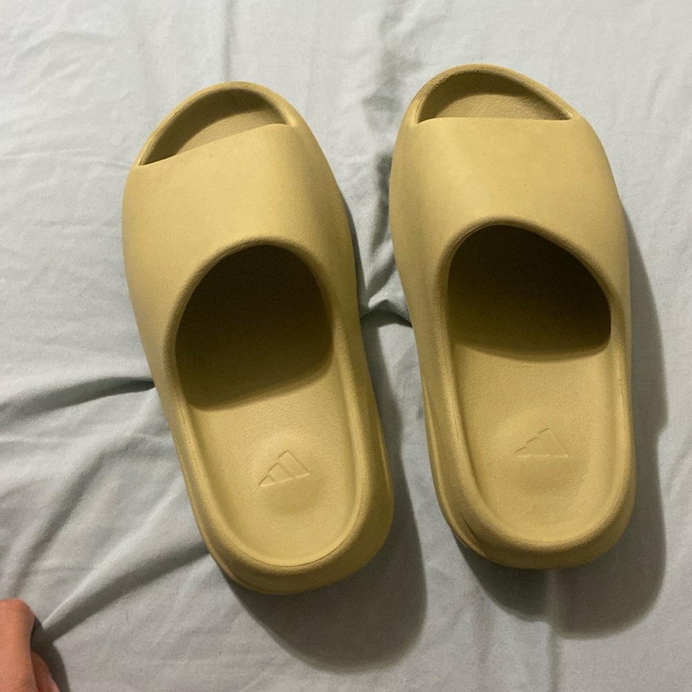 Yeezy slides resin used size 9